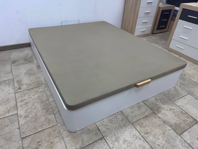 Nuovo divano pieghevole bianco moderno e minimalista