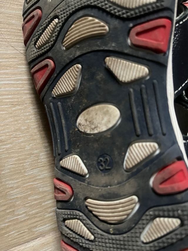 Dos pares de Sandalias niño piel talla 32. Gemelos