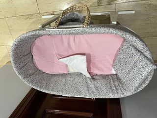 Moisés con patas balancín blancas