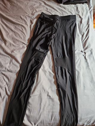Leggings deportivos negros
Detalles de malla 