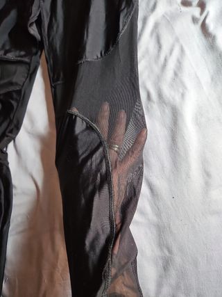 Leggings deportivos negros
Detalles de malla 