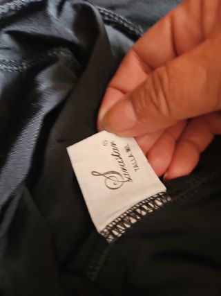 Leggings deportivos negros
Detalles de malla 