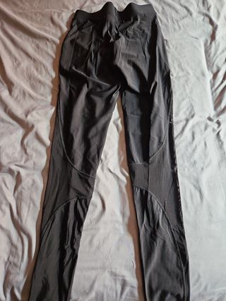 Leggings deportivos negros
Detalles de malla 