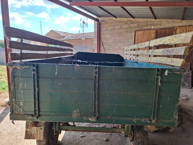 Remolque agrícola antiguo