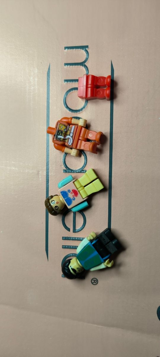 Tipo‼️Lego mixto: 38 minifiguras + ruedas