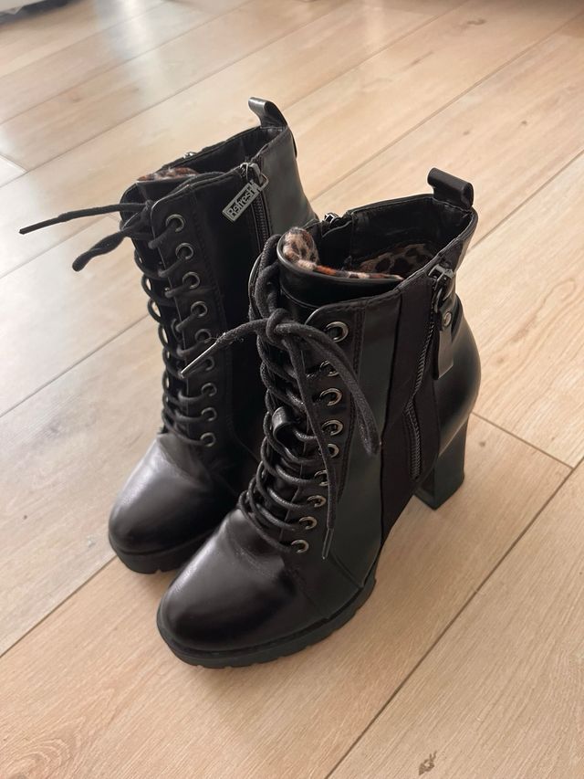 Botines negros con cordones