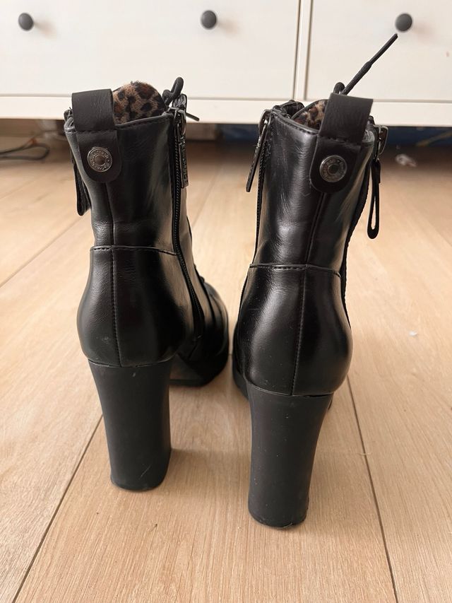 Botines negros con cordones