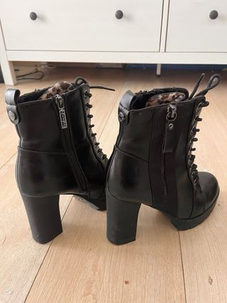 Botines negros con cordones