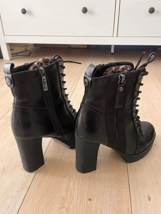 Botines negros con cordones