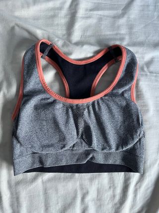 Top deportivo gris-naranja
