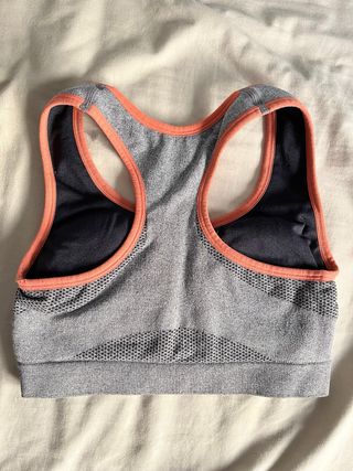 Top deportivo gris-naranja