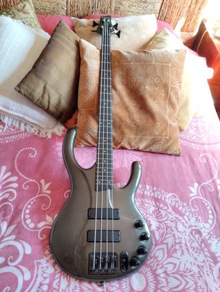 Bajo Ibanez Ergodyne EDC700