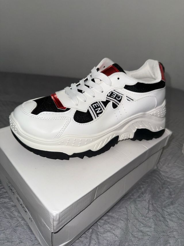 Zapatillas deportivas blancas y negras
UNISEX