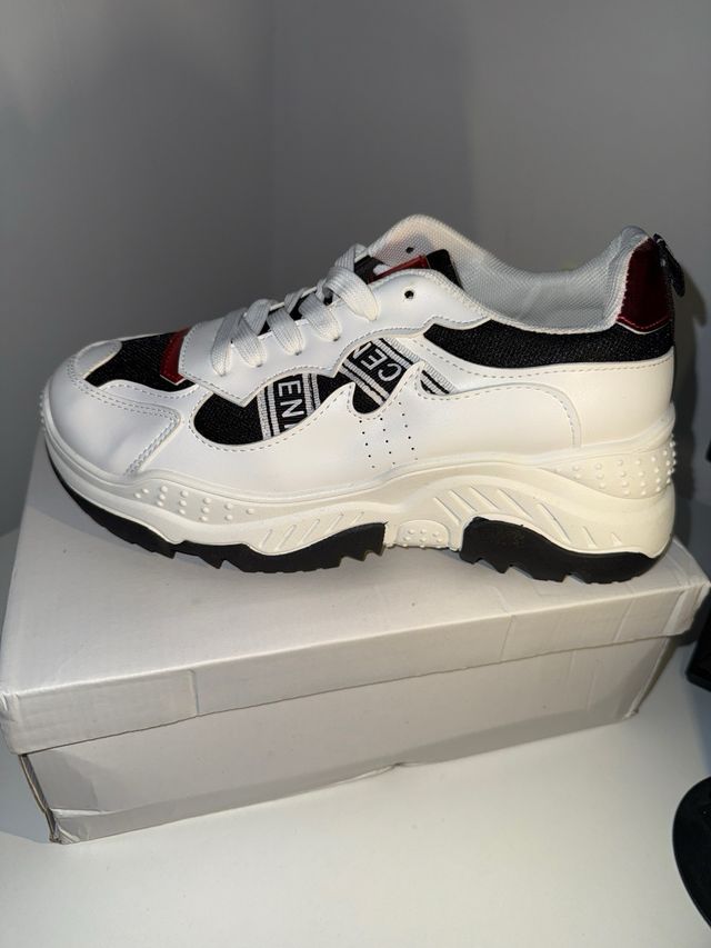 Zapatillas deportivas blancas y negras
UNISEX