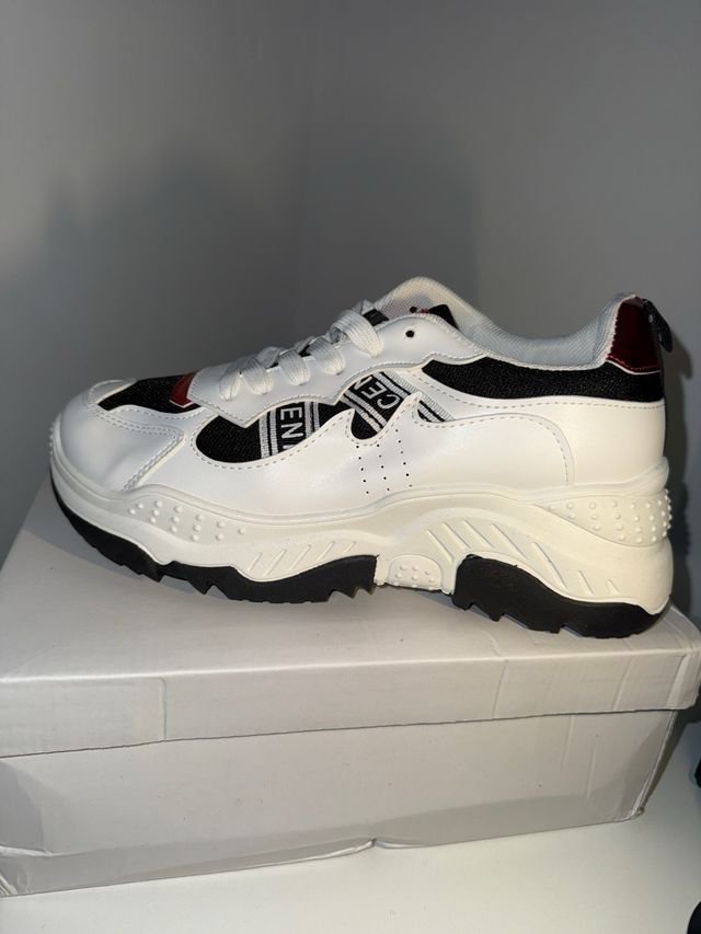 Zapatillas deportivas blancas y negras
UNISEX