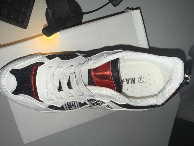 Zapatillas deportivas blancas y negras
UNISEX