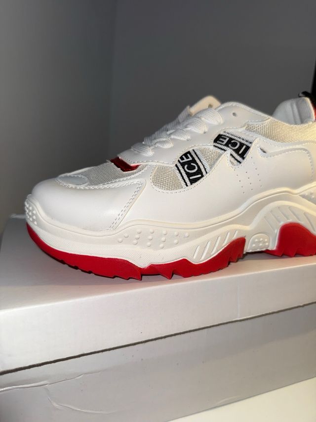 Zapatillas deportivas blancas y rojas
UNISEX