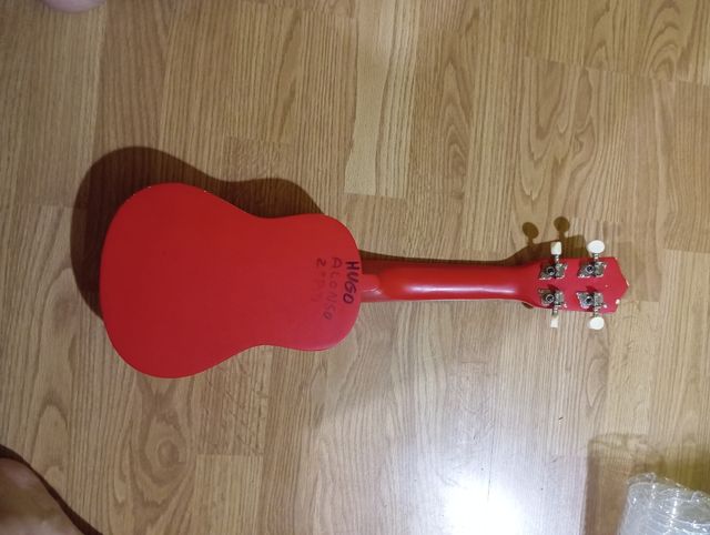 Ukelele rojo - como nuevo