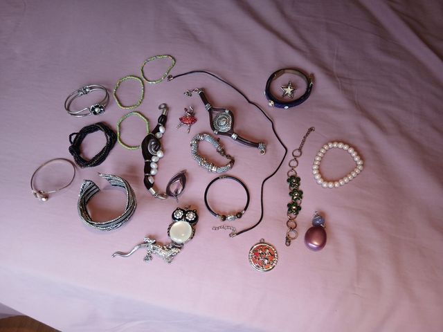 Lote bisutería: Pulseras y colgantes