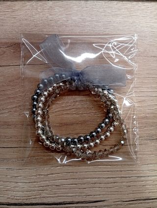 Pulseras grises y plateadas (3)