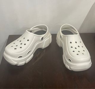Zuecos blancos con plataforma estilo CROCS