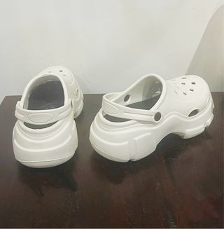 Zuecos blancos con plataforma estilo CROCS