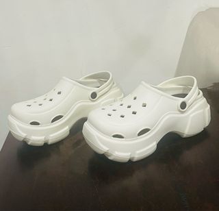 Zuecos blancos con plataforma estilo CROCS