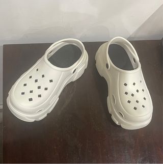 Zuecos blancos con plataforma estilo CROCS