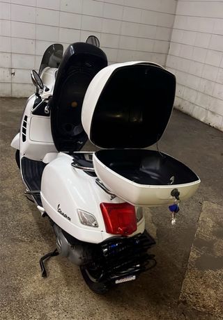 Vespa 300 GTS bianca