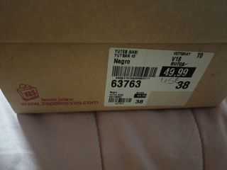 Sandalias planas negras y marrones