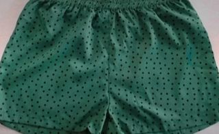 Pantalón corto lunares verdes. Talla L