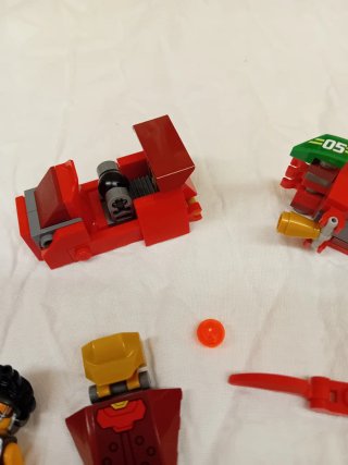 Lego catanas y figuras