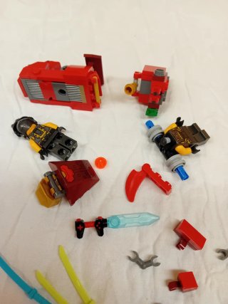 Lego catanas y figuras