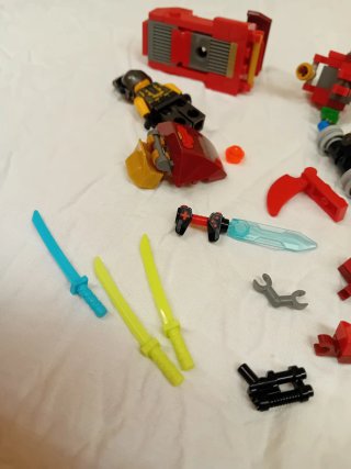 Lego catanas y figuras