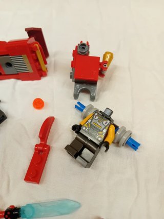 Lego catanas y figuras