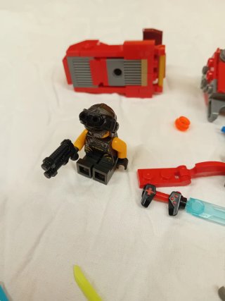 Lego catanas y figuras