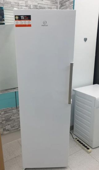 Congelador vertical Indesit -  nuevo con tara 