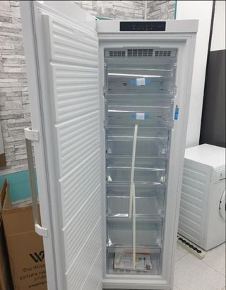 Congelador vertical Indesit -  nuevo con tara 