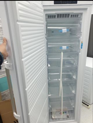 Congelador vertical Indesit -  nuevo con tara 