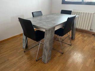Mesa de comedor ampliable y 4 sillas negras 