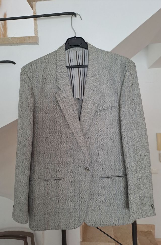 Chaqueta americana gris.