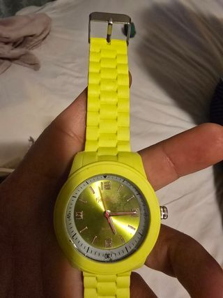 Reloj de pulsera amarillo