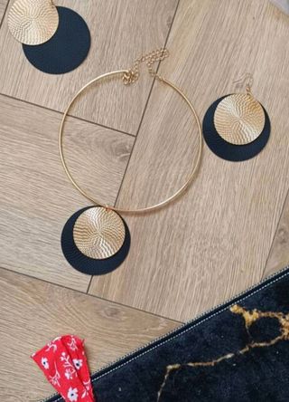 Collar y pendientes dorados con negro un lujo 