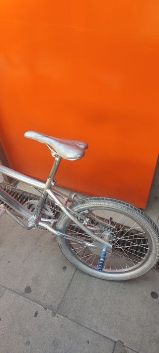 Bicicleta BMX plateada