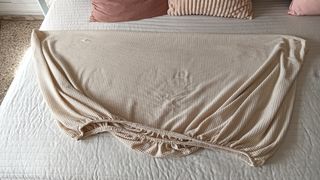 Funda elástica beige cama 135cm
