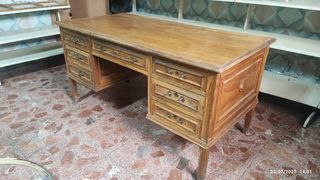 Escritorio antiguo de madera
