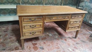 Escritorio antiguo de madera