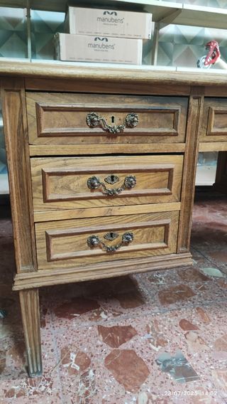 Escritorio antiguo de madera