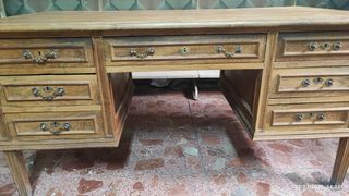 Escritorio antiguo de madera