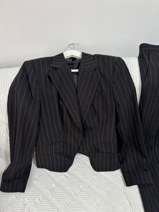 Traje Zara rayas negras